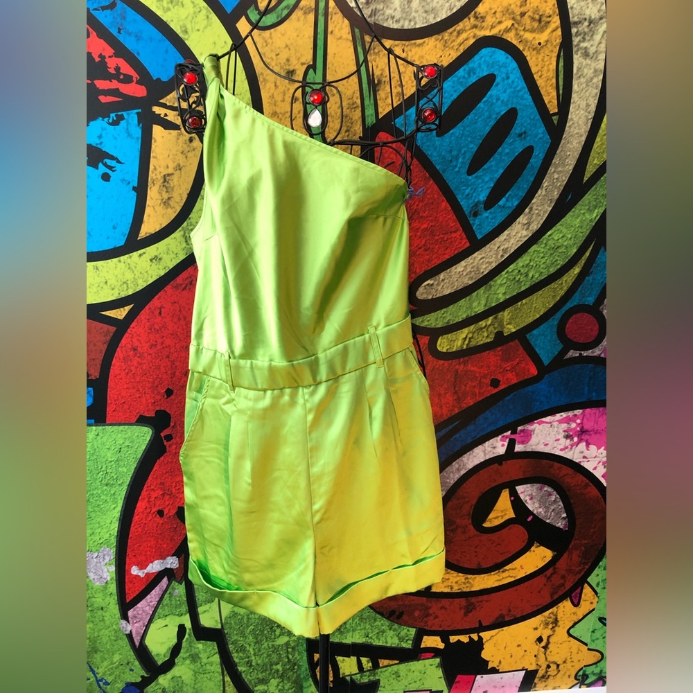 Ellison size Large short suit super soft new with tags